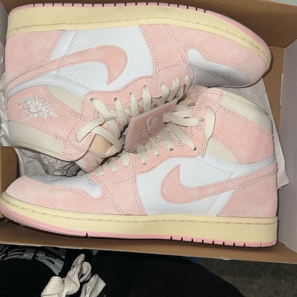 Unisex Jordan 1s size 9 in men 10.5 in women’s
